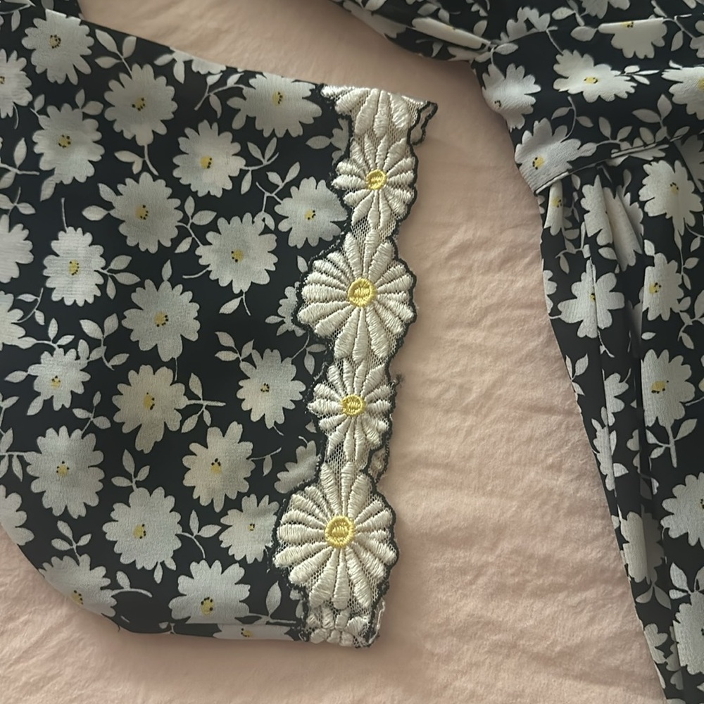 Morgan Taylor Embroidered Daisy Robe - Picture 2 of 5